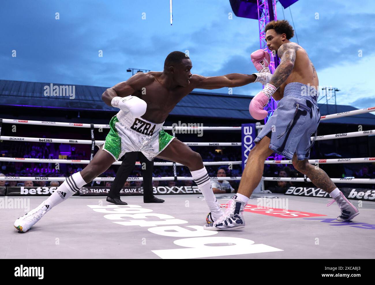 Eworitse Ezra Arenyeka (à gauche) et Ben Whittaker dans le combat vacant des poids lourds légers internationaux de l'IBF à Selhurst Park, Londres. Date de la photo : samedi 15 juin 2024. Banque D'Images