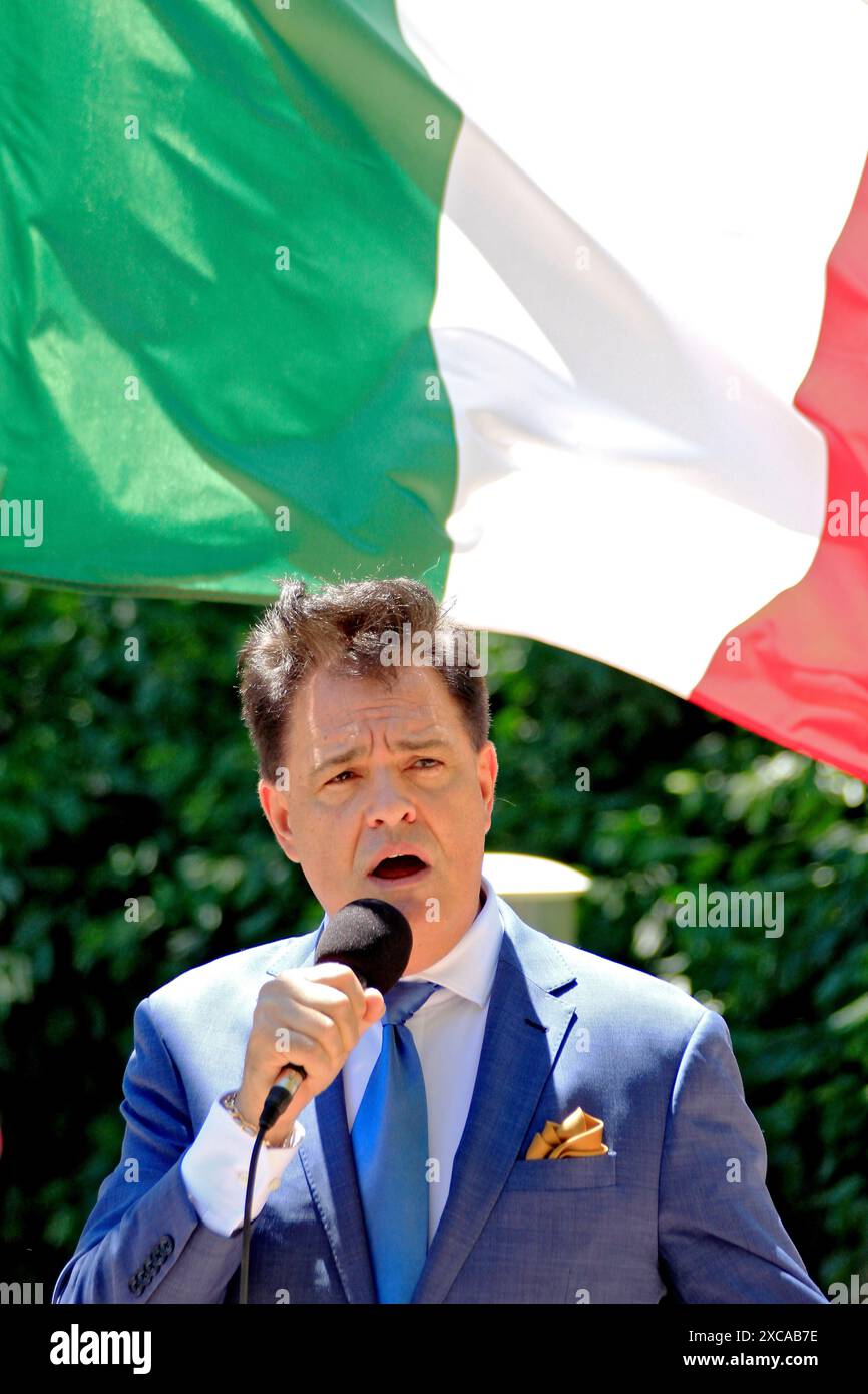 Brampton, Canada. 15 juin 2024. Charles Di Raimondo, chanteur et acteur de Brampton, chante les hymnes nationaux canadien et italien lors d’une cérémonie de levée de drapeau à l’hôtel de ville de Brampton, en Ontario, le 15 juin 2024, célébrant le mois du patrimoine italien dans la ville. (Photo de Mike Campbell/NurPhoto) crédit : NurPhoto SRL/Alamy Live News Banque D'Images Brampton, Canada. 15 juin 2024. Charles Di Raimondo, chanteur et acteur de Brampton, chante les hymnes nationaux canadien et italien lors d’une cérémonie de levée de drapeau à l’hôtel de ville de Brampton, en Ontario, le 15 juin 2024, célébrant le mois du patrimoine italien dans la ville. (Photo de Mike Campbell/NurPhoto) crédit : NurPhoto SRL/Alamy Live News Banque D'Images