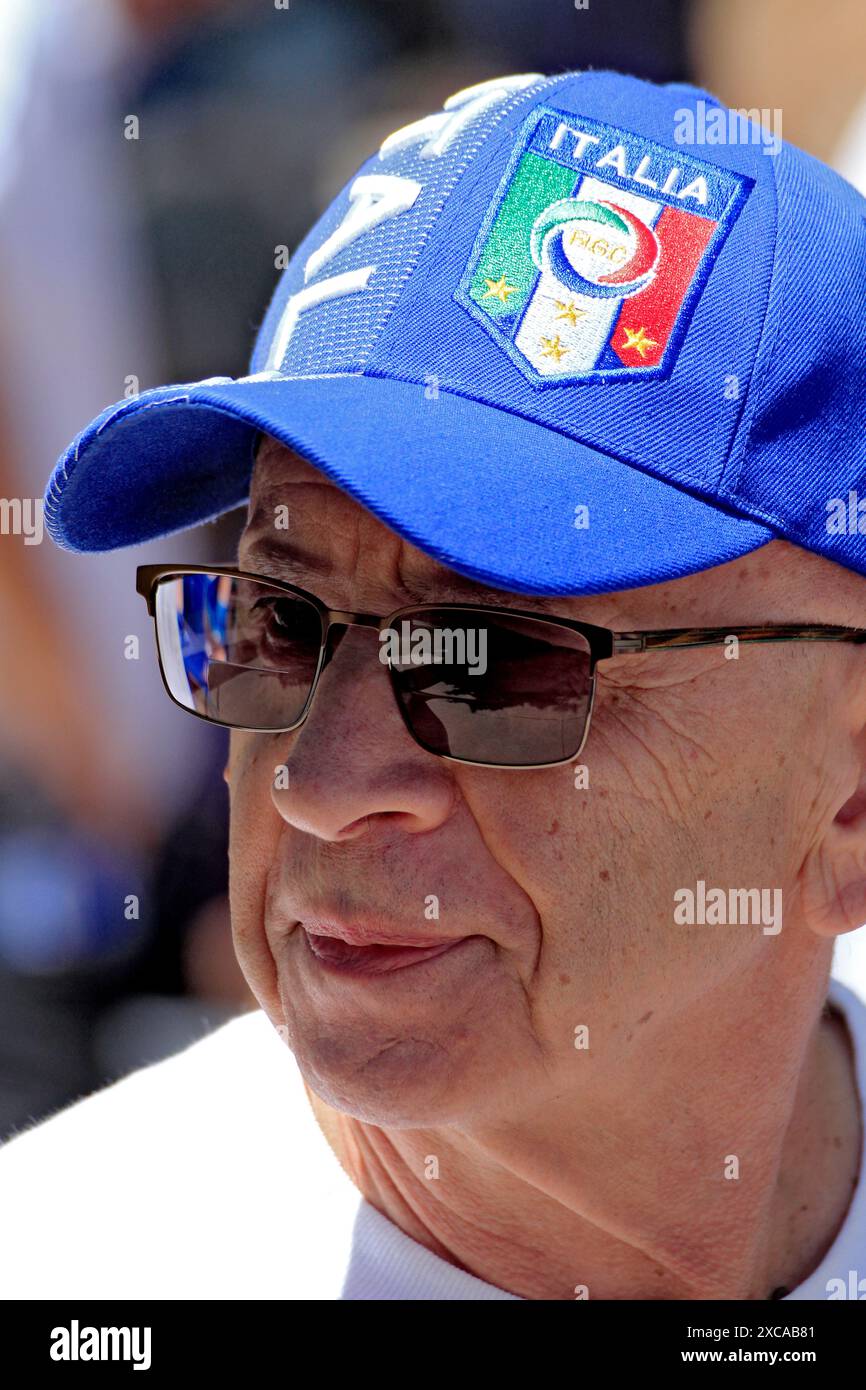 Brampton, Canada. 15 juin 2024. Un participant porte une casquette avec des logos italiens lors d’une cérémonie de levée de drapeau à l’hôtel de ville de Brampton, en Ontario, le 15 juin 2024, pour célébrer le mois du patrimoine italien. (Photo de Mike Campbell/NurPhoto) crédit : NurPhoto SRL/Alamy Live News Banque D'Images Brampton, Canada. 15 juin 2024. Un participant porte une casquette avec des logos italiens lors d’une cérémonie de levée de drapeau à l’hôtel de ville de Brampton, en Ontario, le 15 juin 2024, pour célébrer le mois du patrimoine italien. (Photo de Mike Campbell/NurPhoto) crédit : NurPhoto SRL/Alamy Live News Banque D'Images
