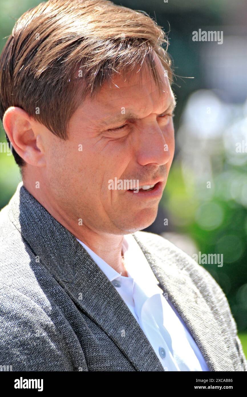 Brampton, Canada. 15 juin 2024. Le maire Patrick Brown s’adresse aux participants lors d’une cérémonie de levée du drapeau à l’hôtel de ville de Brampton, en Ontario, le 15 juin 2024, pour célébrer le mois du patrimoine italien. (Photo de Mike Campbell/NurPhoto)0 crédit : NurPhoto SRL/Alamy Live News Banque D'Images Brampton, Canada. 15 juin 2024. Le maire Patrick Brown s’adresse aux participants lors d’une cérémonie de levée du drapeau à l’hôtel de ville de Brampton, en Ontario, le 15 juin 2024, pour célébrer le mois du patrimoine italien. (Photo de Mike Campbell/NurPhoto)0 crédit : NurPhoto SRL/Alamy Live News Banque D'Images