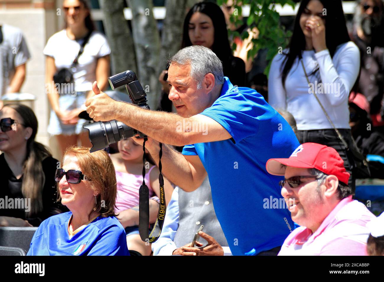 Brampton, Canada. 15 juin 2024. Le photographe de Brampton Herman Custodio fait des gestes en prenant des photos lors d’une cérémonie de levée de drapeau à l’hôtel de ville de Brampton, en Ontario, le 15 juin 2024, pour célébrer le mois du patrimoine italien. (Photo de Mike Campbell/NurPhoto) crédit : NurPhoto SRL/Alamy Live News Banque D'Images Brampton, Canada. 15 juin 2024. Le photographe de Brampton Herman Custodio fait des gestes en prenant des photos lors d’une cérémonie de levée de drapeau à l’hôtel de ville de Brampton, en Ontario, le 15 juin 2024, pour célébrer le mois du patrimoine italien. (Photo de Mike Campbell/NurPhoto) crédit : NurPhoto SRL/Alamy Live News Banque D'Images