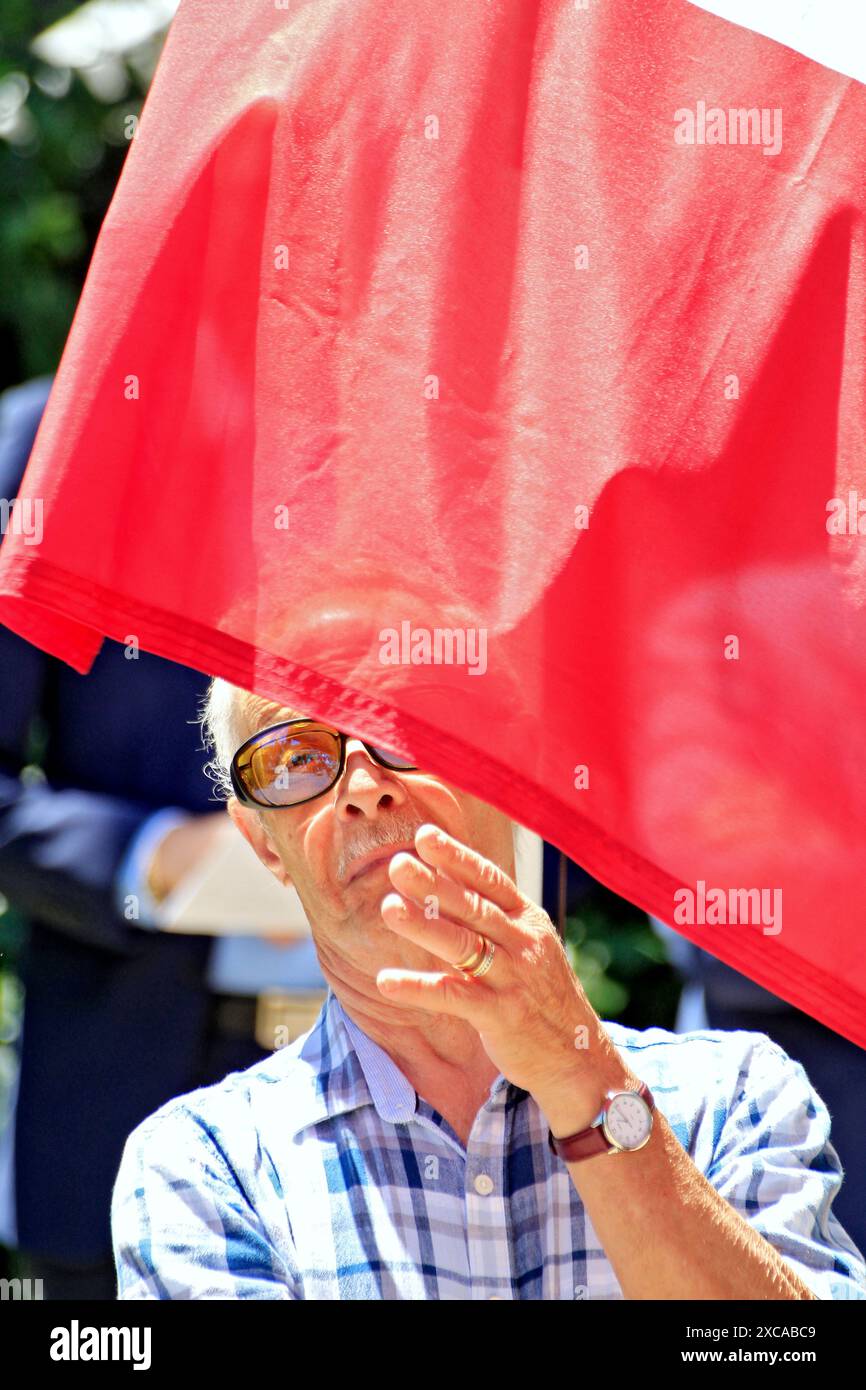 Brampton, Canada. 15 juin 2024. Un participant est assis avec un drapeau au-dessus de sa tête lors d'une cérémonie de levée de drapeau à l'hôtel de ville de Brampton, en Ontario, le 15 juin 2024, pour célébrer le mois du patrimoine italien. (Photo de Mike Campbell/NurPhoto)0 crédit : NurPhoto SRL/Alamy Live News Banque D'Images Brampton, Canada. 15 juin 2024. Un participant est assis avec un drapeau au-dessus de sa tête lors d'une cérémonie de levée de drapeau à l'hôtel de ville de Brampton, en Ontario, le 15 juin 2024, pour célébrer le mois du patrimoine italien. (Photo de Mike Campbell/NurPhoto)0 crédit : NurPhoto SRL/Alamy Live News Banque D'Images