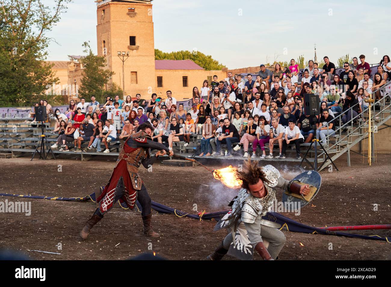 À Alcala de Henares, une joute médiévale atteint son apogée dans un duel avec épées et feu. Une reconstitution mettant en vedette chevalier rouge contre chevalier blanc Banque D'Images À Alcala de Henares, une joute médiévale atteint son apogée dans un duel avec épées et feu. Une reconstitution mettant en vedette chevalier rouge contre chevalier blanc Banque D'Images