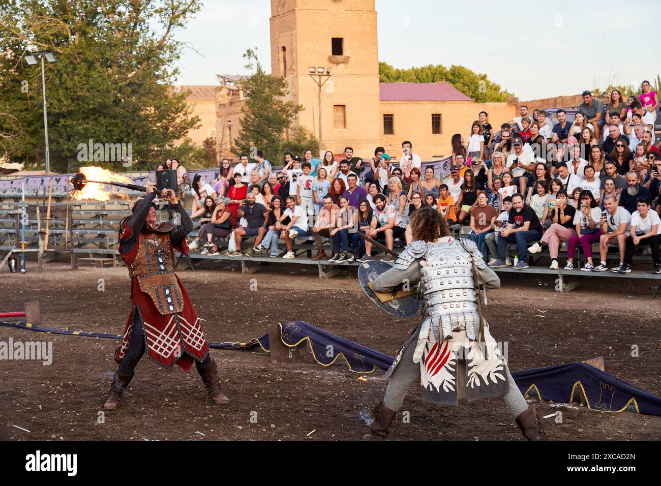 À Alcala de Henares, une joute médiévale atteint son apogée dans un duel avec épées et feu. Une reconstitution mettant en vedette chevalier rouge contre chevalier blanc Banque D'Images À Alcala de Henares, une joute médiévale atteint son apogée dans un duel avec épées et feu. Une reconstitution mettant en vedette chevalier rouge contre chevalier blanc Banque D'Images