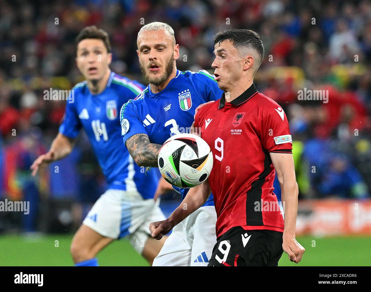 Dortmund, Allemagne. 15 juin 2024. Football, UEFA Euro 2024, Championnat d'Europe, Italie - Albanie, Tour préliminaire, groupe B, Journée 1, stade Dortmund, l'albanais Jasir Asani (R) en action contre les joueurs italiens Federico Dimarco (M) et Federico Chiesa. Crédit : Bernd Thissen/dpa/Alamy Live News Banque D'Images