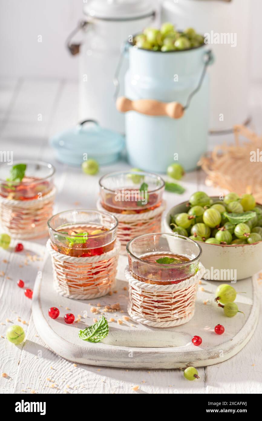 Limonade maison avec groseille, groseilles à maquereau et menthe. Limonade de baies d'été. Banque D'Images