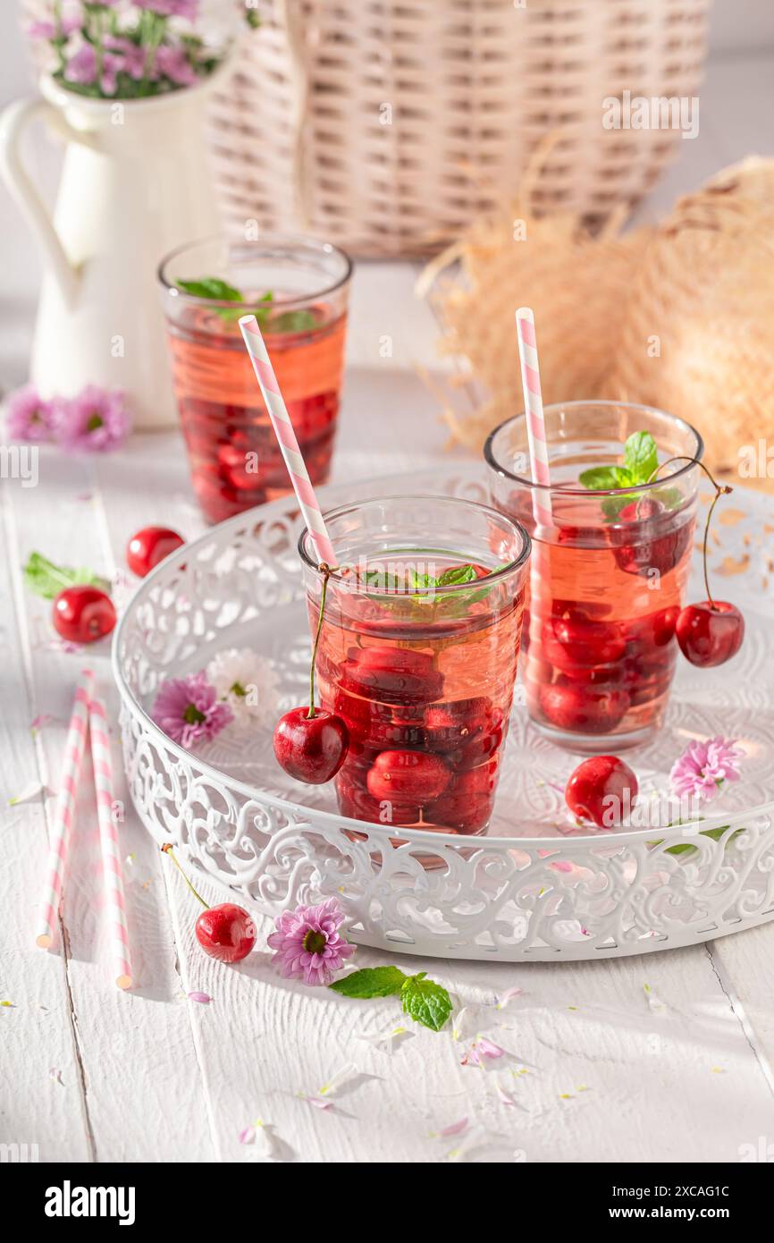 Limonade maison et savoureuse avec cerises et glace pilée. Mojito aux cerises douces . Banque D'Images