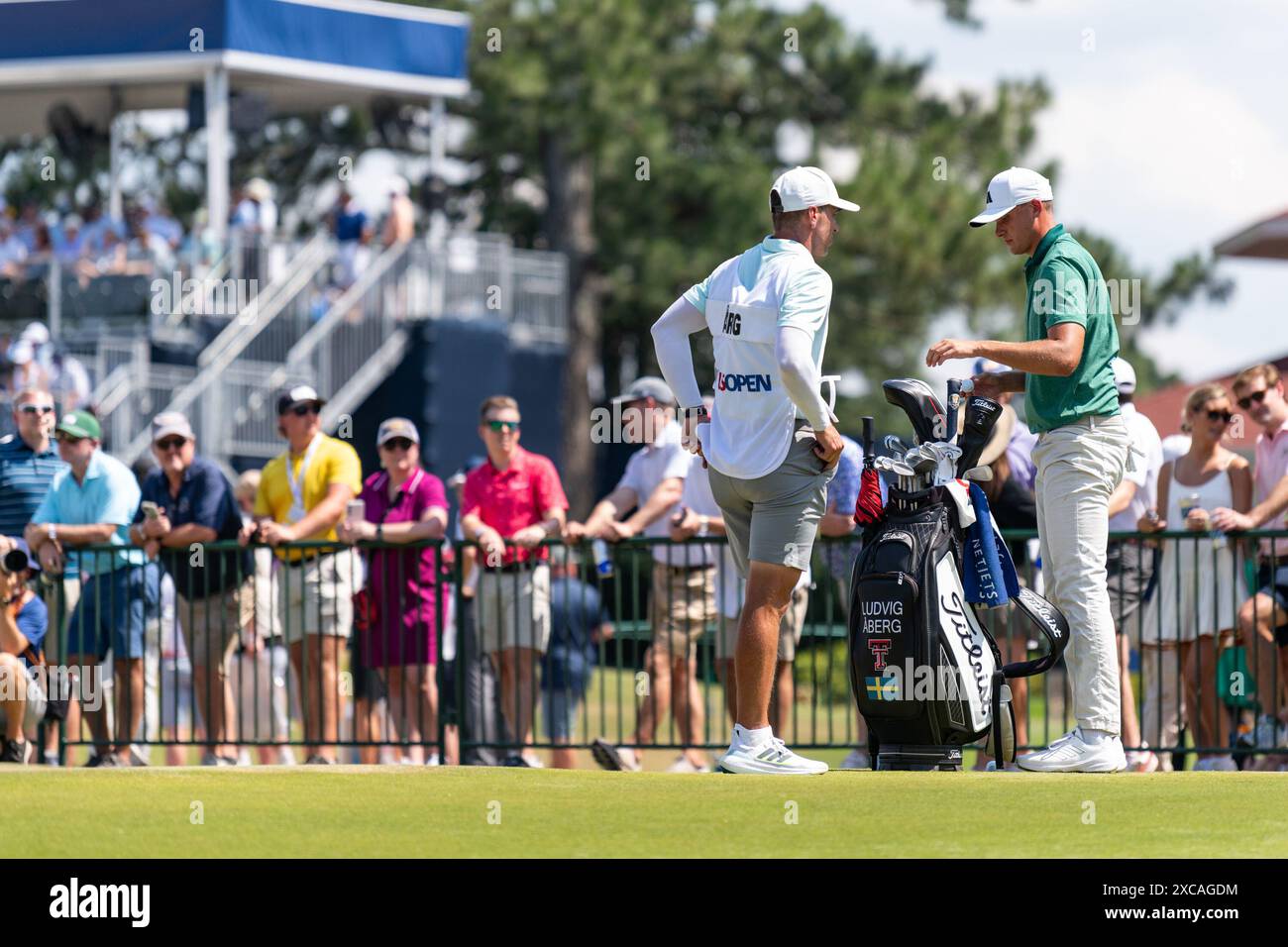 Pinehurst, Caroline du Nord, États-Unis. 15 juin 2024. LUDVIG ABERG, de Suède, s'entretient avec son caddie, JOE Skovron, avant la troisième ronde de samedi pour le 124e US Open, le 15 juin 2024, au Pinehurst Resort & Country Club (cours n°2) à Pinehurst, Caroline du Nord. (Crédit image : © Timothy L. Hale/ZUMA Press Wire) USAGE ÉDITORIAL SEULEMENT! Non destiné à UN USAGE commercial ! Crédit : ZUMA Press, Inc/Alamy Live News Banque D'Images