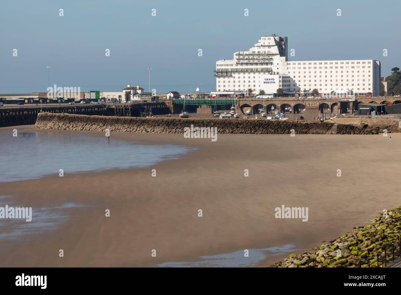 Angleterre, Kent, Folkestone, Sunny Sands Beach et Grand Burstin Hotel Banque D'Images