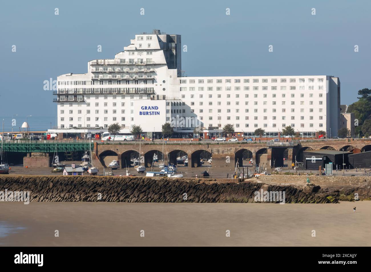 Angleterre, Kent, Folkestone, Sunny Sands Beach et Grand Burstin Hotel Banque D'Images