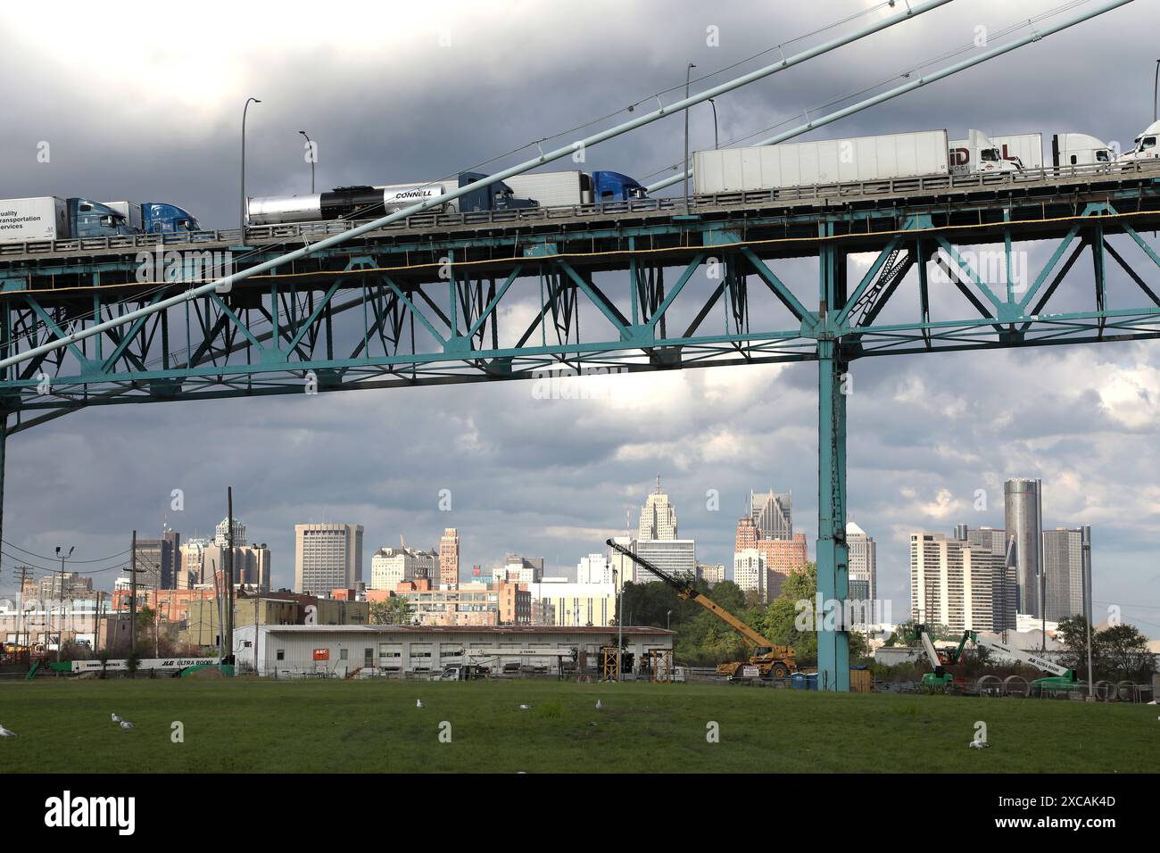 Le trafic de fret de camion Ambassador Bridge et Detroit skyline en arrière-plan. Le pont Ambassador relie Detroit, Mich. et Windsor, Ontario, et est le passage international le plus achalandé en Amérique du Nord. 26 août 2022 photo de Charles Csavossy Banque D'Images