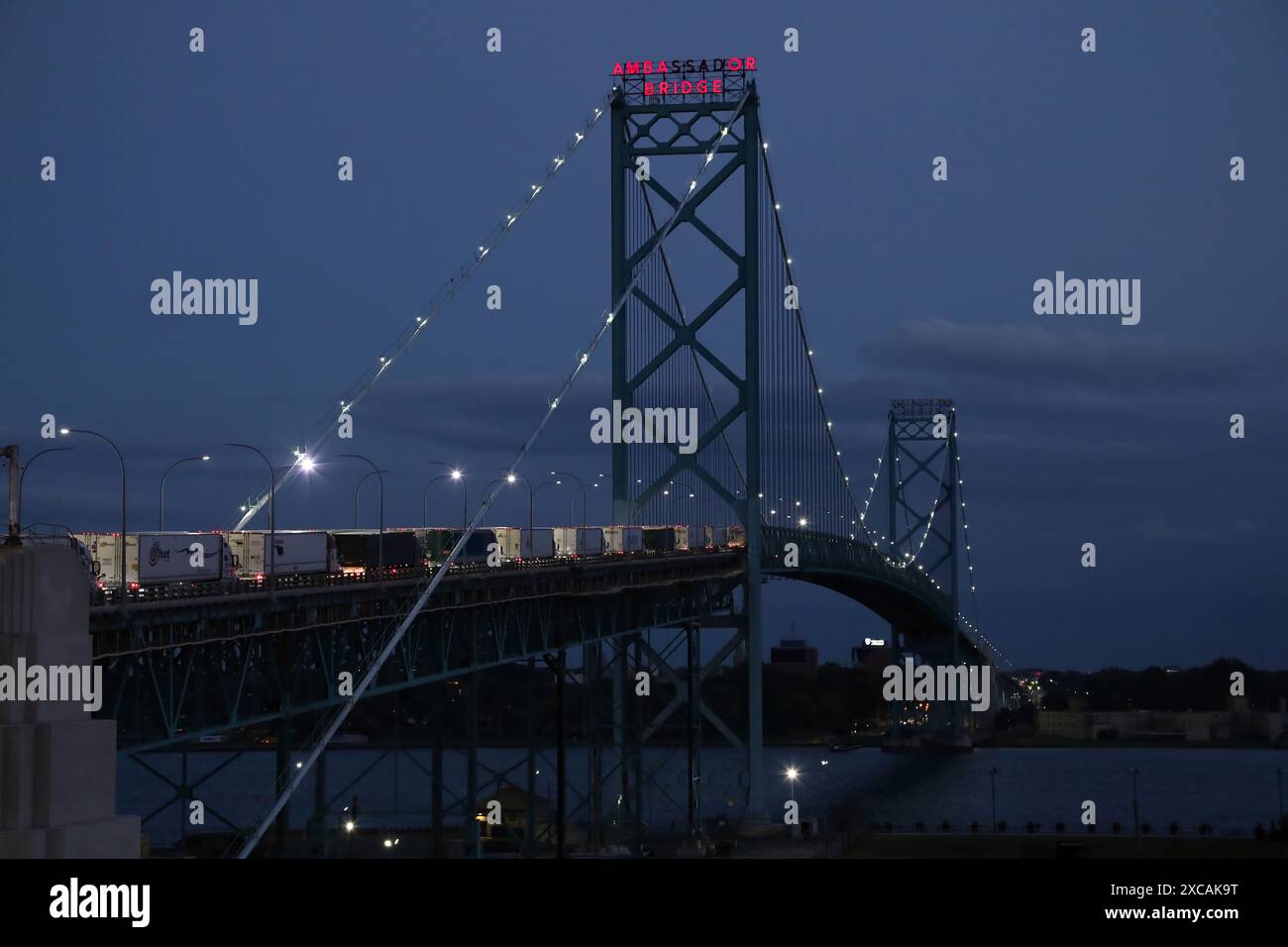 Le pont Ambassador au crépuscule. Le pont Ambassador relie Detroit, Mich. et Windsor, Ontario, et est le passage international le plus achalandé en Amérique du Nord. 26 août 2022 photo de Charles Csavossy Banque D'Images