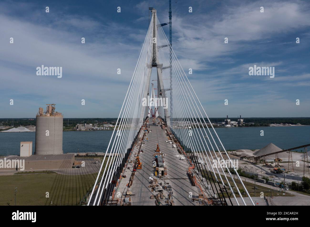 Detroit, Michigan, États-Unis. 15 juin 2024. La dernière section de pont a été mise en place sur le pont international Gordie Howe, reliant Détroit à Windsor, en Ontario, de l'autre côté de la rivière Détroit. Le pont devrait ouvrir en 2025. Crédit : Jim West/Alamy Live News Banque D'Images