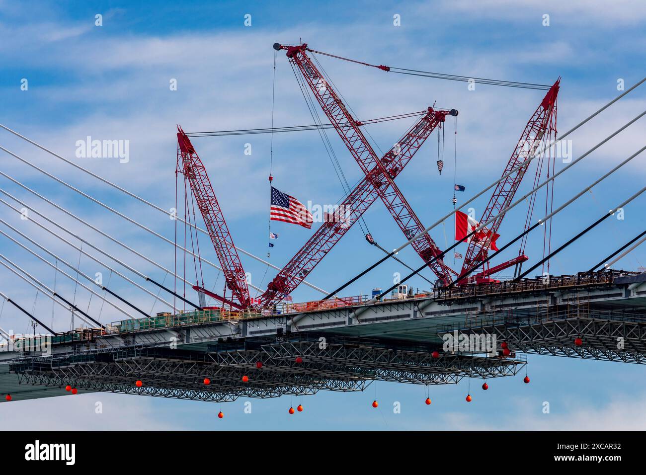Detroit, Michigan, États-Unis. 15 juin 2024. La dernière section de pont a été mise en place sur le pont international Gordie Howe, reliant Détroit à Windsor, en Ontario, de l'autre côté de la rivière Détroit. Le pont devrait ouvrir en 2025. Crédit : Jim West/Alamy Live News Banque D'Images