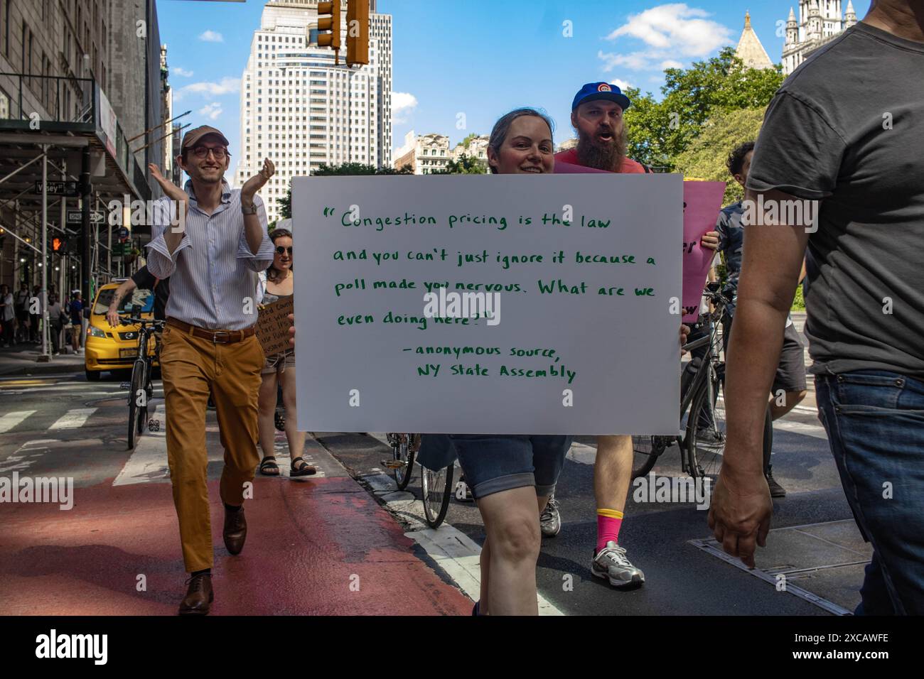 New York, États-Unis. 15 juin 2024. Les manifestants manifestent contre Kathy Hochuls s'arrêtent sur la tarification de la congestion à New York, NY, le 13 juin 2024. La facture aurait vu les conducteurs payer un péage plus élevé pour entrer dans la ville, ce qui irait vers un système de transport public mieux financé. (Photo de Jonathan Fernandes/Sipa USA) crédit : Sipa USA/Alamy Live News Banque D'Images