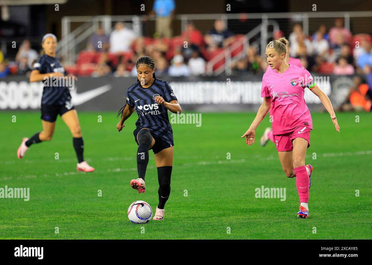 Washington DC, États-Unis. 15 juin 2024. Le milieu de terrain de Washington Spirit (7) Croix Bethune suit le ballon lors d'un match de football NWSL entre les Washington Spirit et le San Diego Wave FC à Audi Field à Washington DC Justin Cooper/CSM/Alamy Live News Banque D'Images