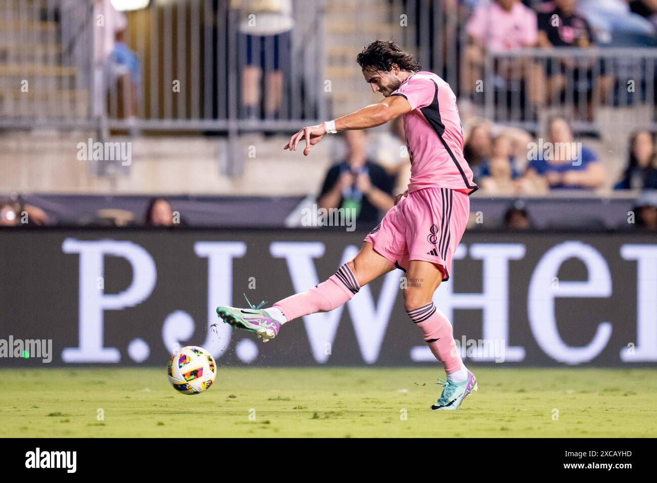 Chester, Pennsylvanie, États-Unis. 15 juin 2024. L'attaquant de l'Inter Miami CF Leonardo Campana (8 ans) tire le ballon pendant la deuxième moitié d'un match de la MLS contre l'Union de Philadelphie au Subaru Park à Chester, en Pennsylvanie. Kyle Rodden/CSM/Alamy Live News Banque D'Images