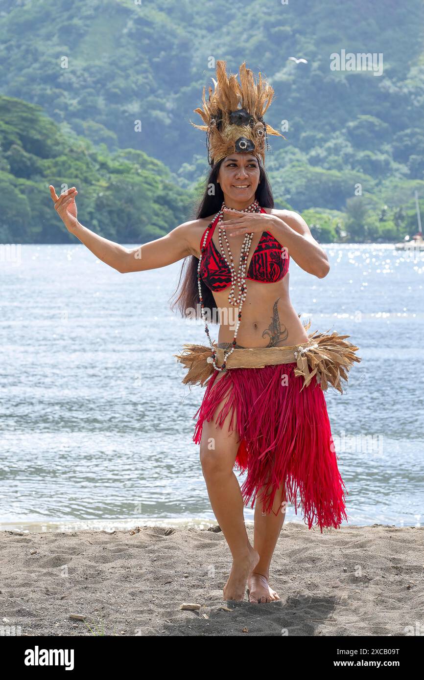 Beauté des mers du Sud, danseuse, Ori Tahiti, danse tahitienne, forme d'art, tradition, costume, étude du mouvement, Moorea, Polynésie française, îles de la Société Banque D'Images