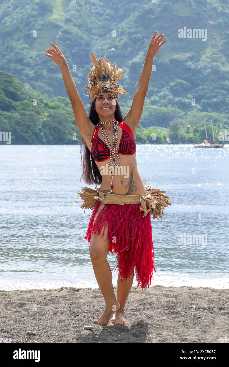 Beauté des mers du Sud, danseuse, Ori Tahiti, danse tahitienne, forme d'art, tradition, costume, étude du mouvement, Moorea, Polynésie française, îles de la Société Banque D'Images