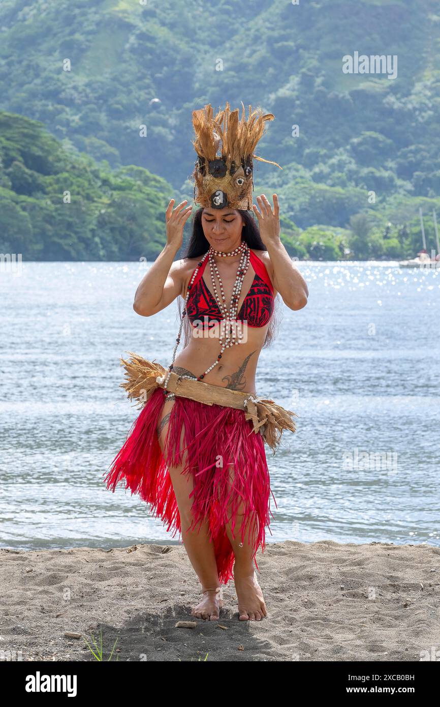 Beauté des mers du Sud, danseuse, Ori Tahiti, danse tahitienne, forme d'art, tradition, costume, étude du mouvement, Moorea, Polynésie française, îles de la Société Banque D'Images