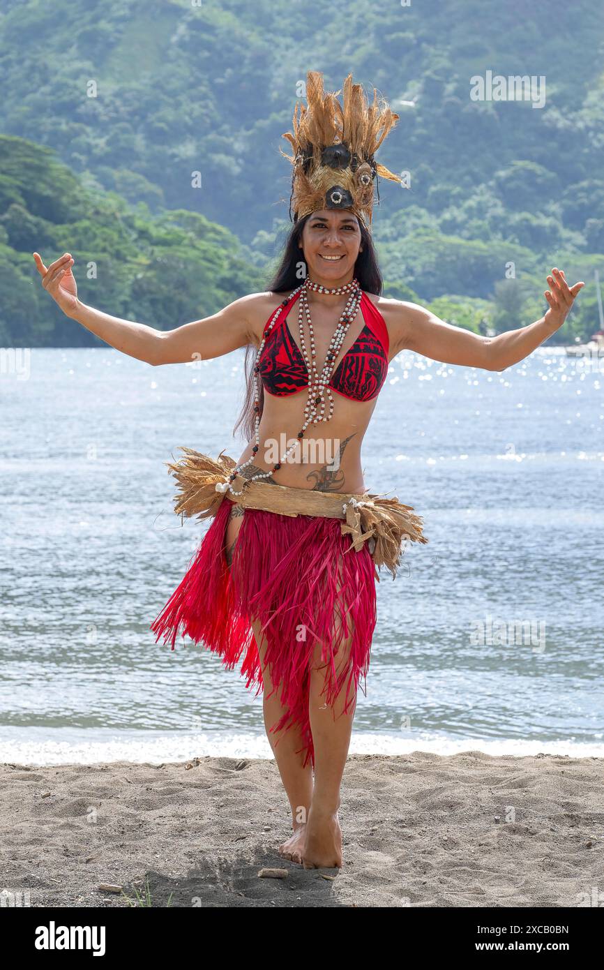 Beauté des mers du Sud, danseuse, Ori Tahiti, danse tahitienne, forme d'art, tradition, costume, étude du mouvement, Moorea, Polynésie française, îles de la Société Banque D'Images