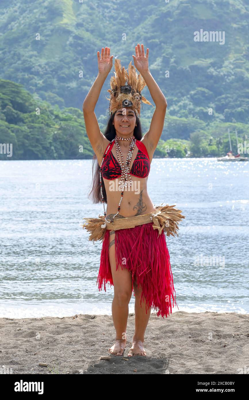 Beauté des mers du Sud, danseuse, Ori Tahiti, danse tahitienne, forme d'art, tradition, costume, étude du mouvement, Moorea, Polynésie française, îles de la Société Banque D'Images