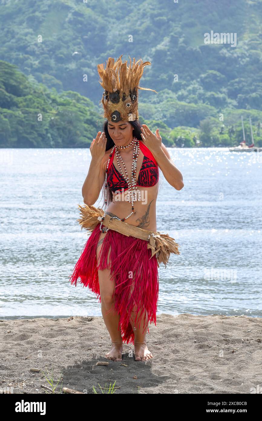 Beauté des mers du Sud, danseuse, Ori Tahiti, danse tahitienne, forme d'art, tradition, costume, étude du mouvement, Moorea, Polynésie française, îles de la Société Banque D'Images