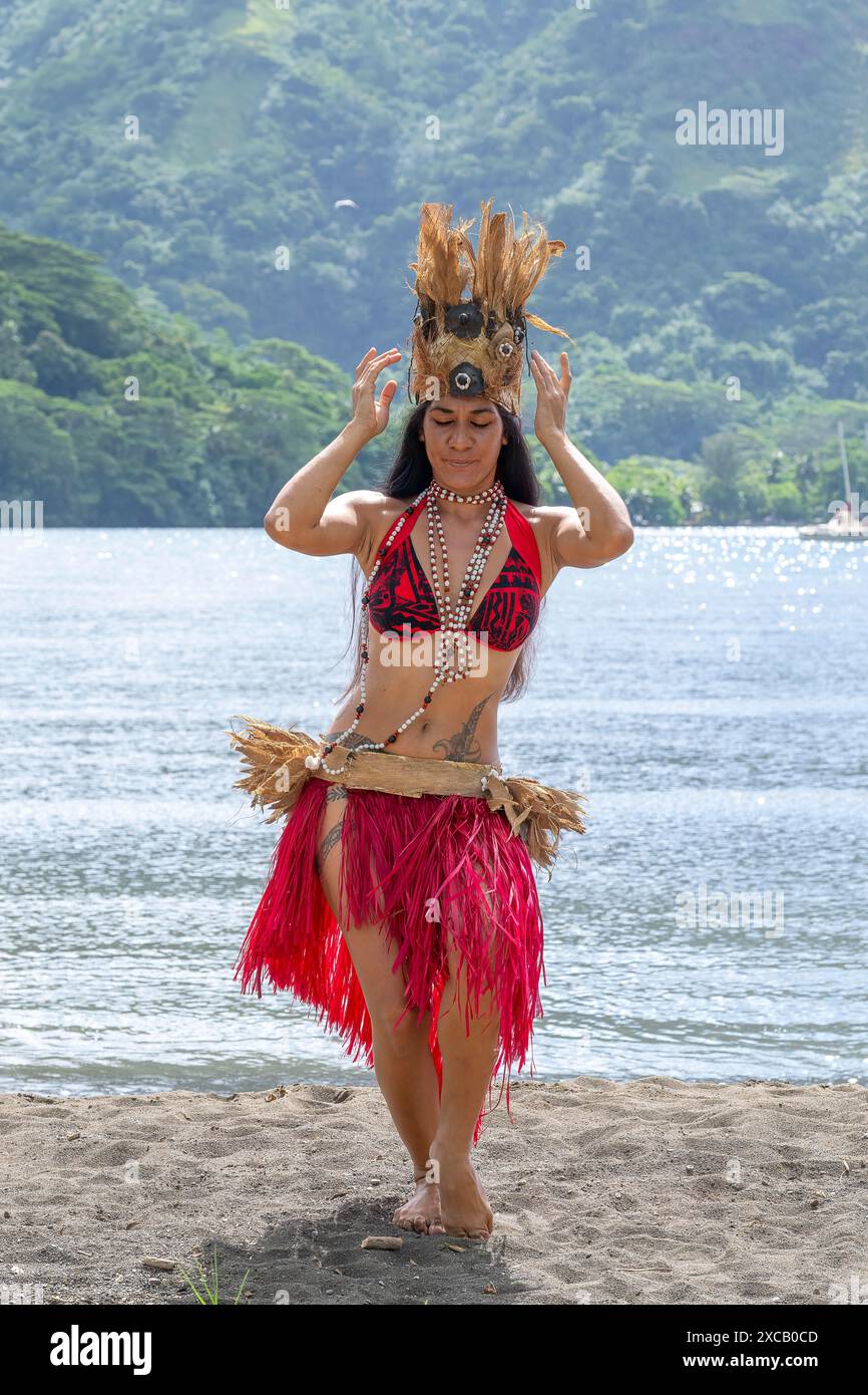 Beauté des mers du Sud, danseuse, Ori Tahiti, danse tahitienne, forme d'art, tradition, costume, étude du mouvement, Moorea, Polynésie française, îles de la Société Banque D'Images