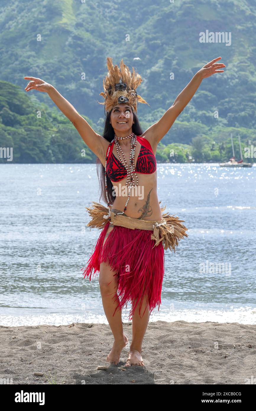 Beauté des mers du Sud, danseuse, Ori Tahiti, danse tahitienne, forme d'art, tradition, costume, étude du mouvement, Moorea, Polynésie française, îles de la Société Banque D'Images