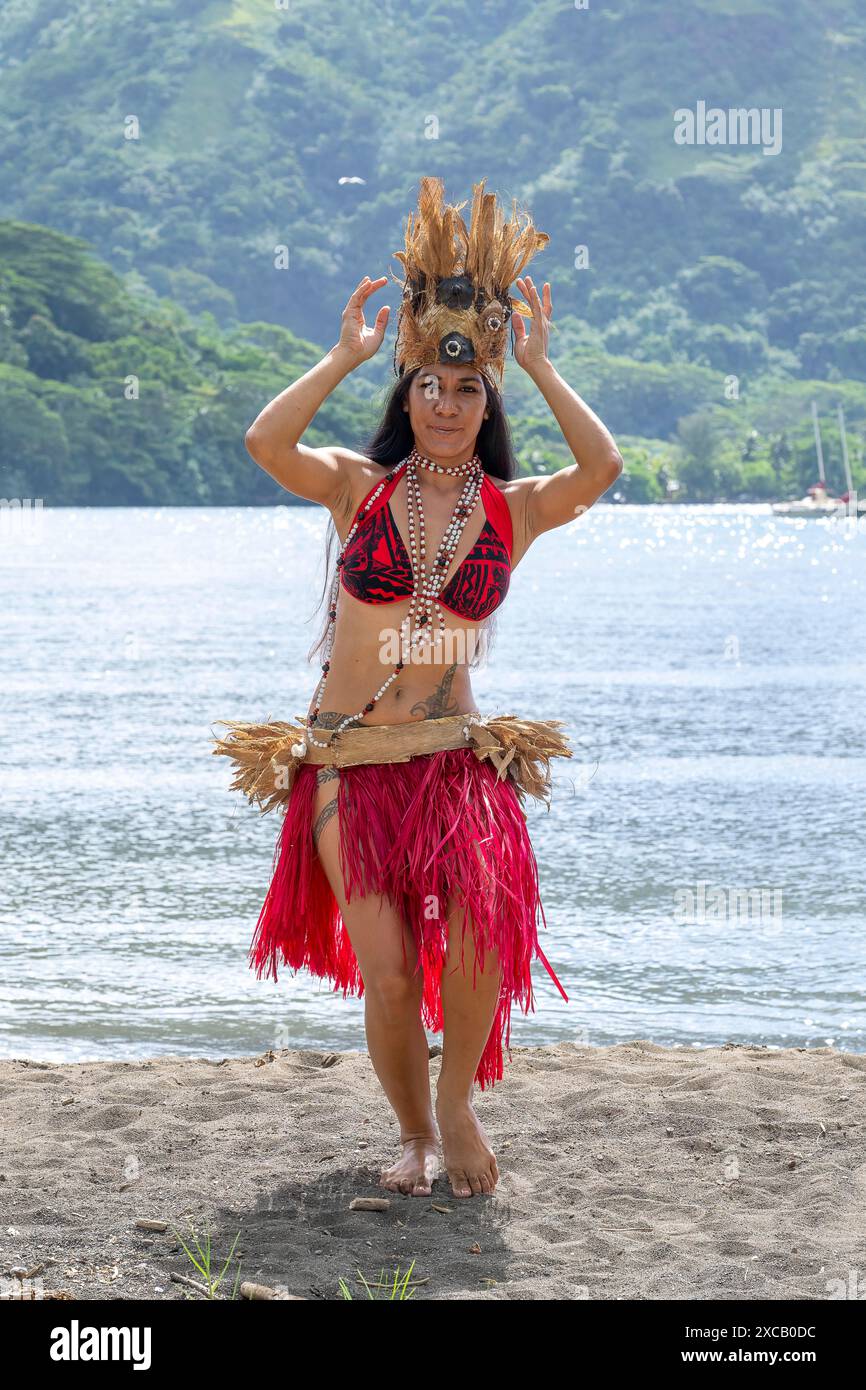 Beauté des mers du Sud, danseuse, Ori Tahiti, danse tahitienne, forme d'art, tradition, costume, étude du mouvement, Moorea, Polynésie française, îles de la Société Banque D'Images