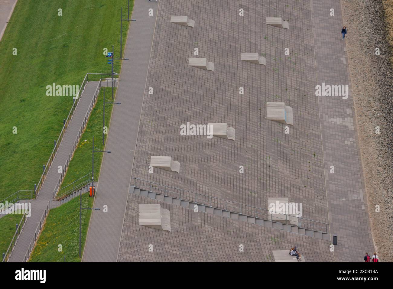 Vue aérienne d'une promenade avec des espaces verts et des pavés, certaines personnes marchant le long des sentiers, Bremerhaven, Brême, Allemagne Banque D'Images