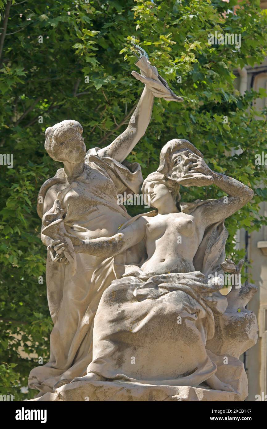 Fontaine avec sculptures, deux femmes, masque, haut, prise, bras, haut, peignoir, carré de théâtre, Orange, Vaucluse, Provence, France Banque D'Images