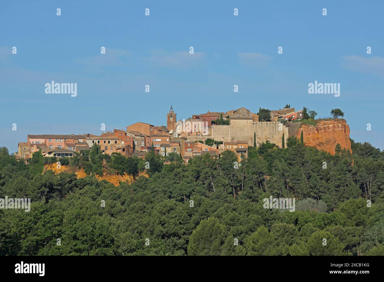 Paysage urbain avec rochers ocres, falaises, et forêt du village de montagne Roussillon, rouge, rochers, paysage, Luberon, Vaucluse, Provence, France Banque D'Images