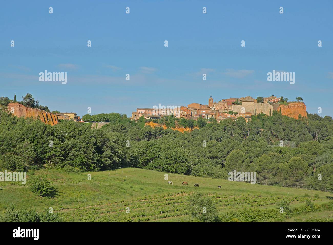 Paysage urbain avec des rochers ocres et paysage de village de montagne Roussillon, rouge, rochers, Luberon, Vaucluse, Provence, France Banque D'Images