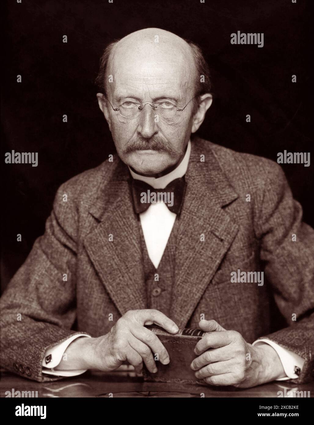 Max Planck (1858-1947), physicien théoricien allemand à l'origine de la théorie quantique, pour laquelle il a remporté le prix Nobel de physique en 1918. (Photo : 1938) Banque D'Images