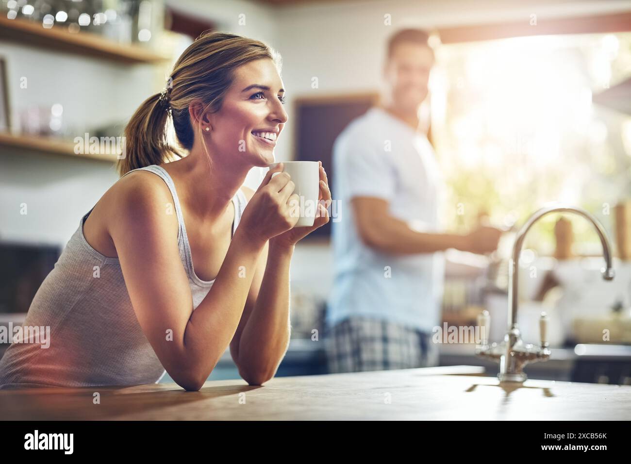 Femme, café et penser le matin dans la cuisine pour la routine quotidienne du petit déjeuner, la paix et le calme pour le confort. Fille, boisson et pensées à la maison avec l'homme Banque D'Images