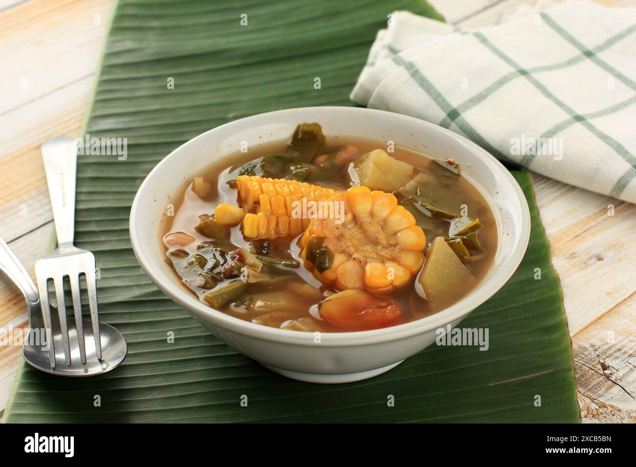 Sayur ASEM, cuisine indonésienne. Vegatbles bouillis avec soupe de tamrind Banque D'Images