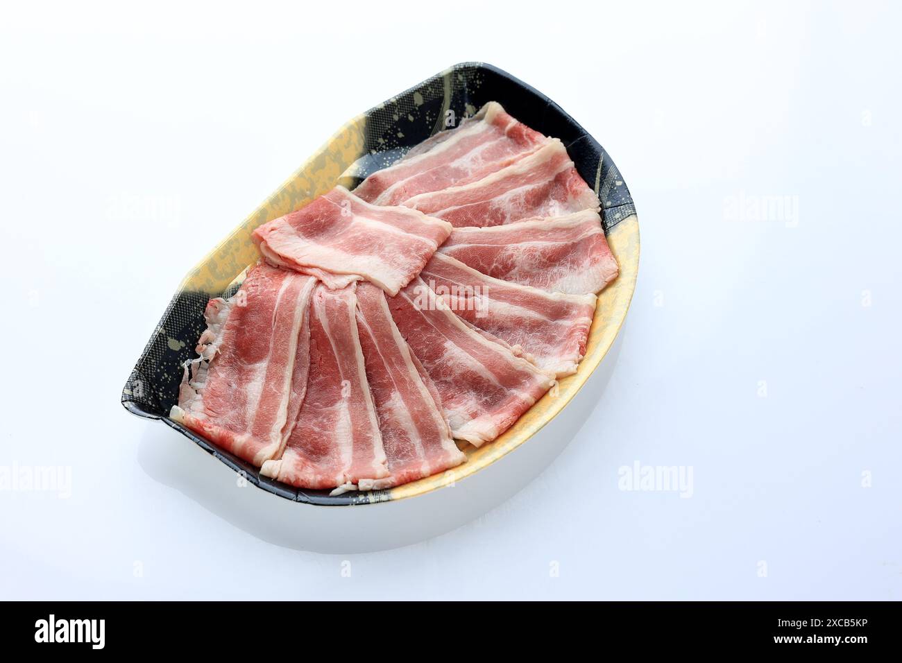 Tranche de bœuf R​aw Shortplate avec emballage de style japonais, produit de supermarché, isolé sur blanc Banque D'Images