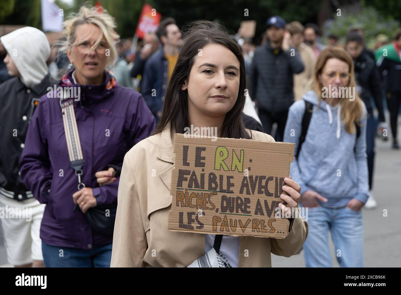 Lille, France. 15 juin 2024. Des gens participent à une manifestation contre l’extrême droite, à Lille, Nord de la France, le 15 juin 2024. Au total, 250 000 personnes sont descendues dans les rues en France samedi, dont 75 000 à Paris, pour protester contre l’extrême droite, selon la police. Crédit : Sebastien Courdji/Xinhua/Alamy Live News Banque D'Images