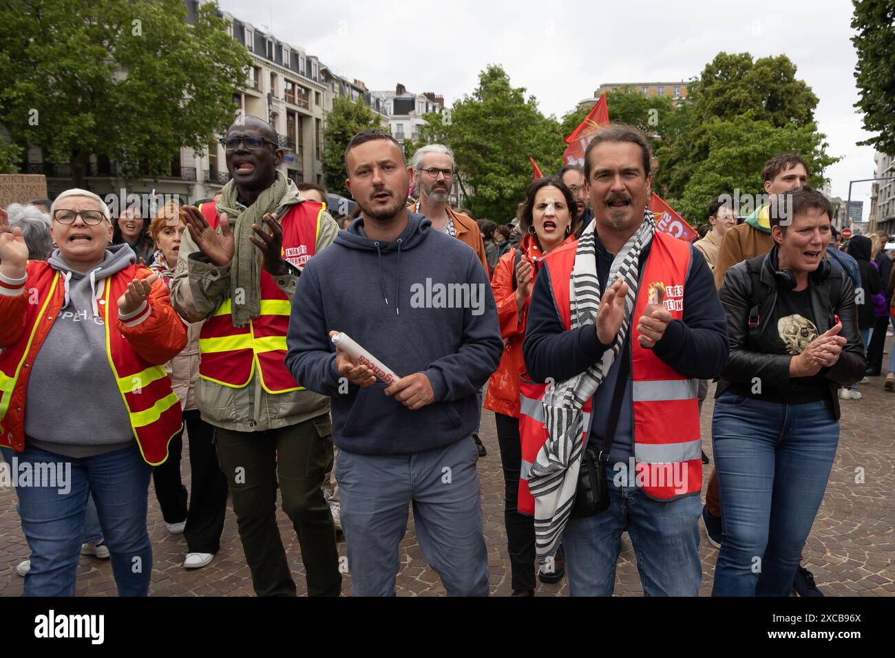 Lille, France. 15 juin 2024. Des gens participent à une manifestation contre l’extrême droite, à Lille, Nord de la France, le 15 juin 2024. Au total, 250 000 personnes sont descendues dans les rues en France samedi, dont 75 000 à Paris, pour protester contre l’extrême droite, selon la police. Crédit : Sebastien Courdji/Xinhua/Alamy Live News Banque D'Images