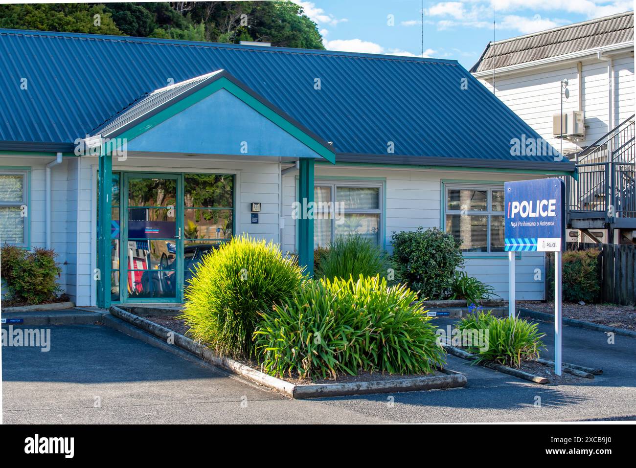 Un poste de police très discret et non intimidant à Paihia est typique de l'approche discrète adoptée par la police néo-zélandaise Banque D'Images