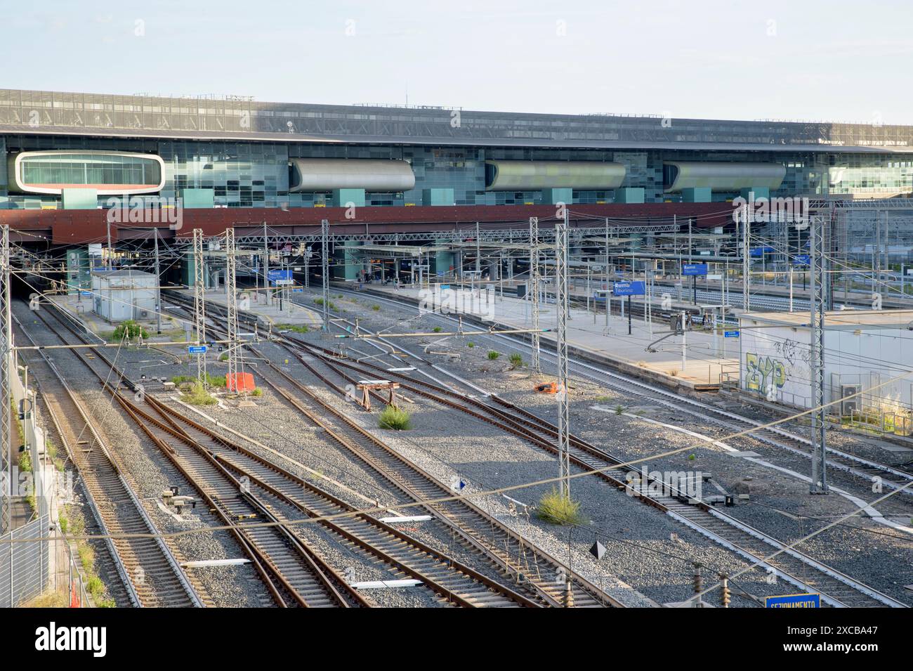 Rome, Italie. 16 juin 2024. Des voies ferrées vides à la gare Tiburtina de Rome lors d'une grève des trains. De 3h00 le dimanche 16 à 2h00 le lundi 17 juin 2024, les trains italiens peuvent faire l'objet d'annulations ou de modifications, en raison d'une grève nationale du personnel itinérant de Trenitalia et Trenitalia Tper et du personnel de Trenord organisée par des syndicats indépendants. (Crédit image : © Marcello Valeri/ZUMA Press Wire) USAGE ÉDITORIAL SEULEMENT! Non destiné à UN USAGE commercial ! Crédit : ZUMA Press, Inc/Alamy Live News Banque D'Images