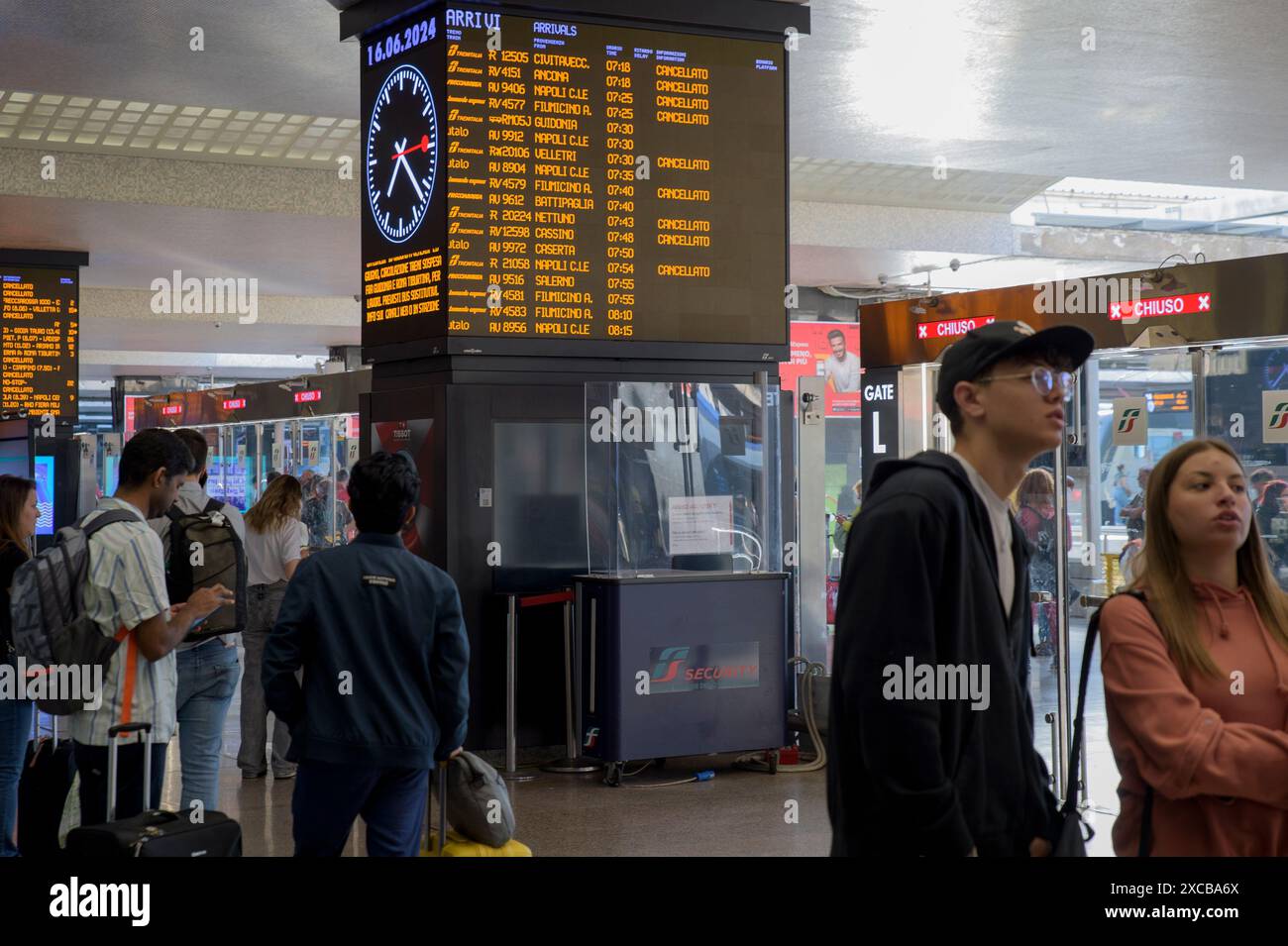 Rome, Italie. 16 juin 2024. Les voyageurs regardent l'horaire montrant les trains à l'arrivée annulés lors d'une grève des trains à Rome. De 3h00 le dimanche 16 à 2h00 le lundi 17 juin 2024, les trains italiens peuvent faire l'objet d'annulations ou de modifications, en raison d'une grève nationale du personnel itinérant de Trenitalia et Trenitalia Tper et du personnel de Trenord organisée par des syndicats indépendants. (Crédit image : © Marcello Valeri/ZUMA Press Wire) USAGE ÉDITORIAL SEULEMENT! Non destiné à UN USAGE commercial ! Crédit : ZUMA Press, Inc/Alamy Live News Banque D'Images