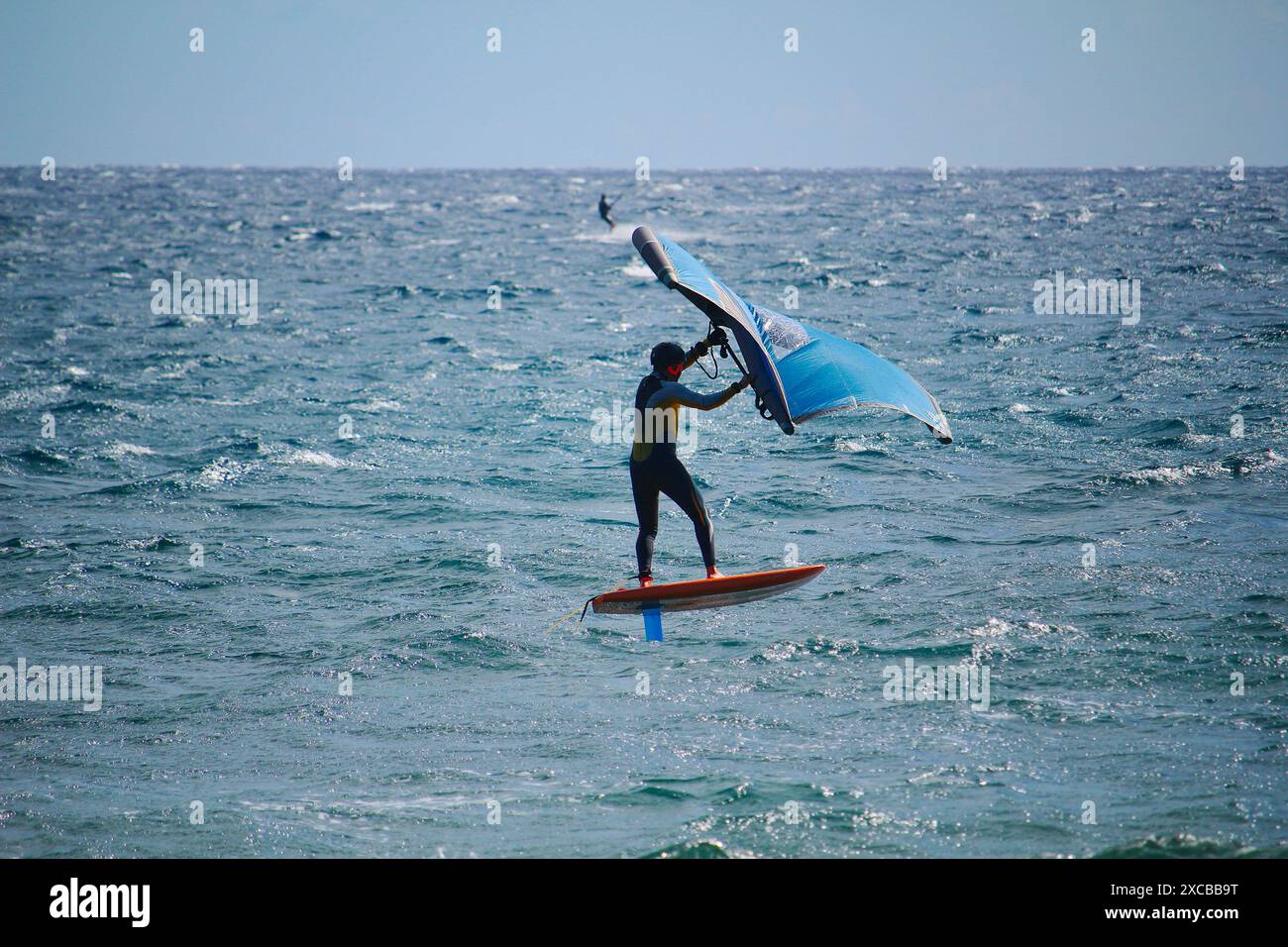 Le dernier-né du sport de planche à voile foiling dans l'océan Atlantique (île de Tenerife, Espagne) Banque D'Images