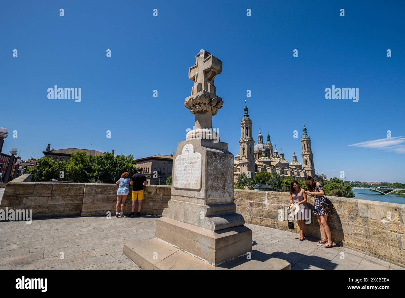 Monumento a otros héroes de los Sitios, Ricardo Magdalena, 1908, Puente de Piedra sobre el rio Ebro y Basílica de Nuestra Señora del Pilar, Saragosse, Banque D'Images