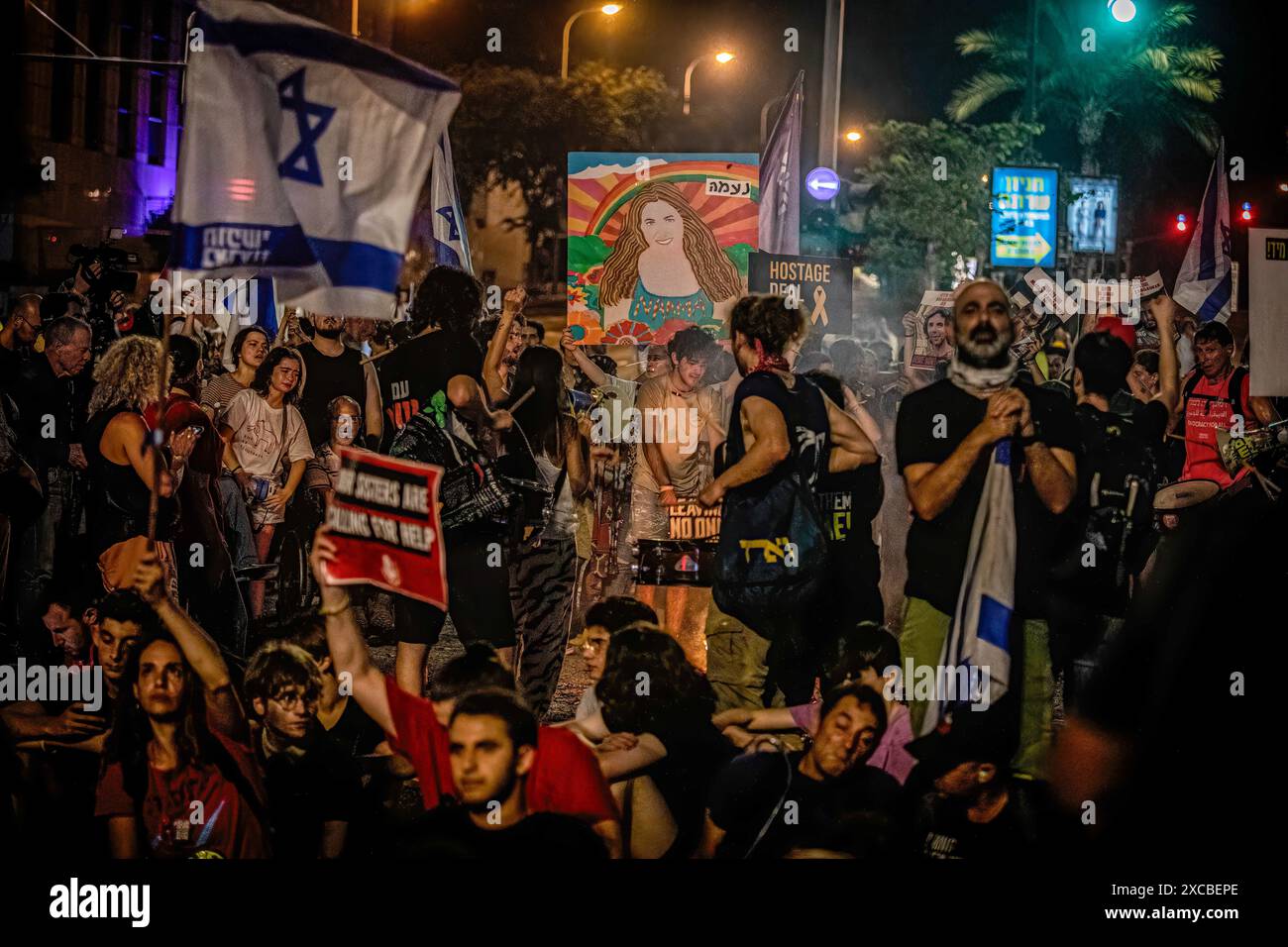 Un manifestant brandit une pancarte avec l'image de Nama Levy, qui est retenu en otage par le Hamas à Gaza pendant la manifestation. Les manifestants se sont rassemblés dans des dizaines de lieux à travers Israël samedi soir pour appeler à mettre fin à la guerre à Gaza pour un accord d'otages et de nouvelles élections quelques heures seulement après la nouvelle de huit soldats israéliens tués dans une explosion à Rafah samedi matin. Banque D'Images Un manifestant brandit une pancarte avec l'image de Nama Levy, qui est retenu en otage par le Hamas à Gaza pendant la manifestation. Les manifestants se sont rassemblés dans des dizaines de lieux à travers Israël samedi soir pour appeler à mettre fin à la guerre à Gaza pour un accord d'otages et de nouvelles élections quelques heures seulement après la nouvelle de huit soldats israéliens tués dans une explosion à Rafah samedi matin. Banque D'Images