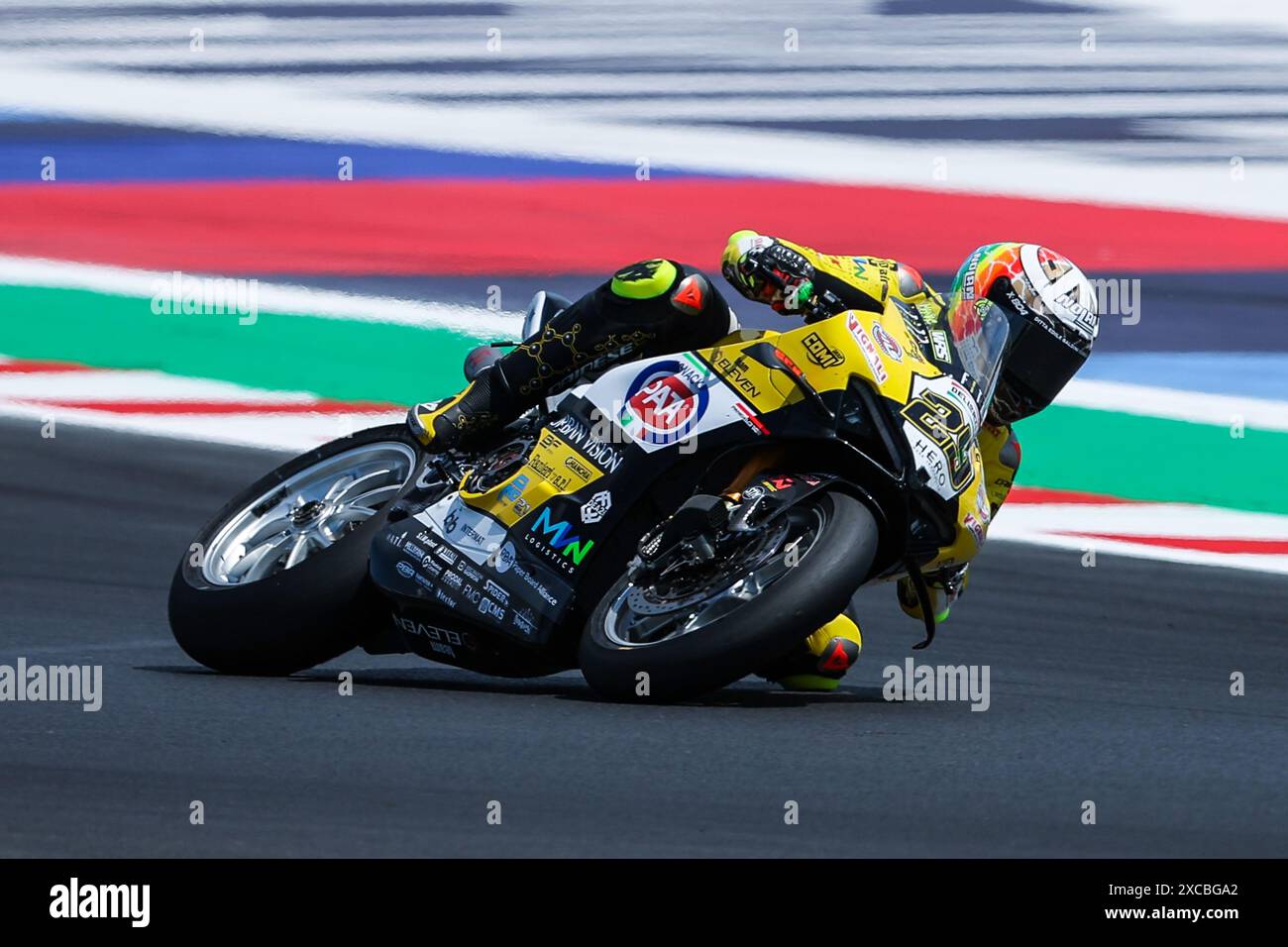 Andrea Iannone du Team Goeleven avec Ducati Panigale V4R vu en action lors du Championnat du monde FIM SBK Superbike Pirelli Emilia-Romagna Round - course 1 au Misano World circuit à Misano Adriatico. Banque D'Images