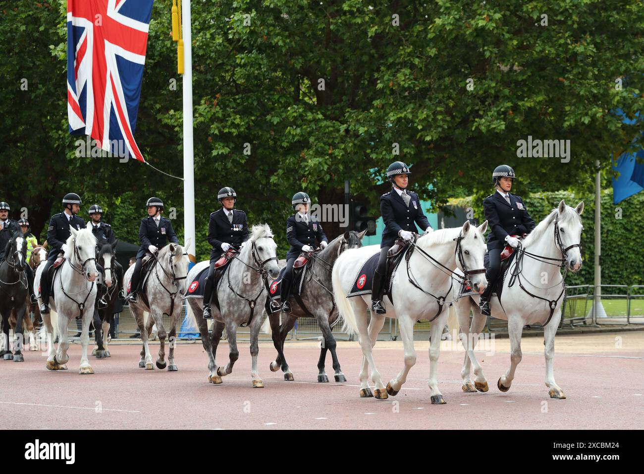 Londres, Royaume-Uni, 15 juin 2024. Trooping de la couleur. En juin de chaque année, Trooping the Colour, également connu sous le nom de « The King's Birthday Parade », a lieu sur Horse Guards Parade à Londres. Avec sa Majesté le Roi prenant le salut Trooping la couleur est le point culminant du calendrier cérémonial avec plus de 1400 officiers et hommes, deux cents chevaux et les fanfares de marche de la Division de la maison sur le défilé. Police à cheval fournissant une sécurité supplémentaire. Banque D'Images