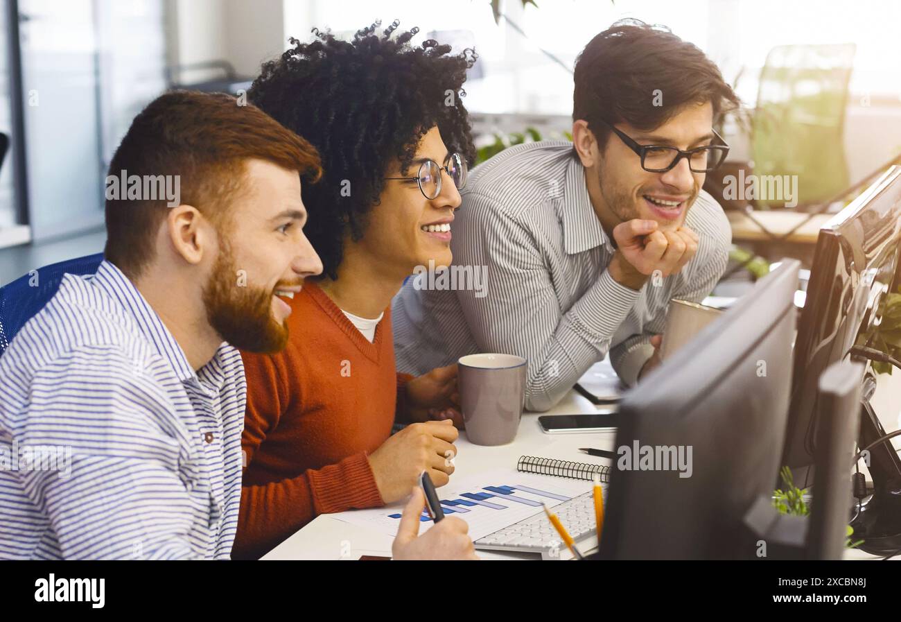Groupe diversifié de jeunes professionnels engagés dans le travail collaboratif Banque D'Images