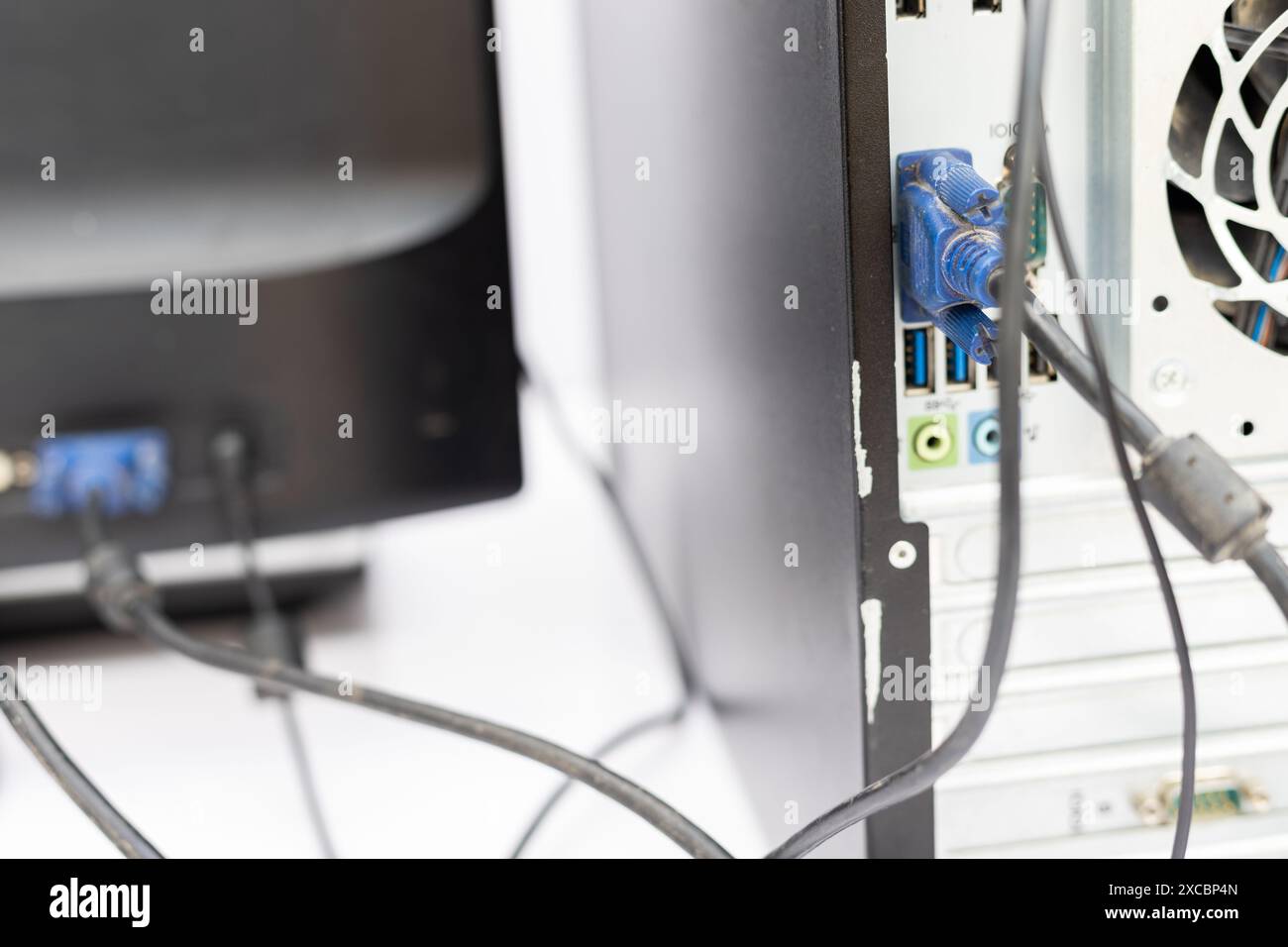 Câbles d'alimentation et connexions sur un ordinateur de bureau Banque D'Images